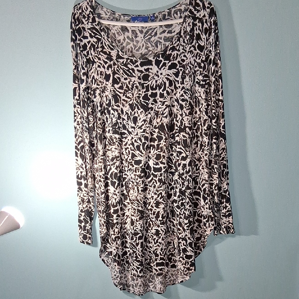 Apt. 9  Size XL Black and White Long Sleeve Floral Tunic